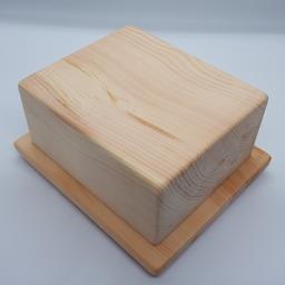 Mit Schieferplatte. Das Holz bewirkt das die Butter im Kühlschrank nicht zu hart wird. Die Schieferplatte sorgt am Tisch für eine längere Kühlung der Butter. Eignet sich für einen 250g Butterwürfel. Das Wohlriechende Zirbenholz am Frühstückstisch ist einfach ein einzigartiger Hingucker. Jedes Stück ein Unikat.
