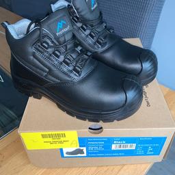 Man’s steel cap work boots brand new never worn size 6