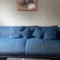 Schönes Big Sofa, Blau/Schwarz mit Led Beleuchtung zu verschenken.
Maße: 3,00 x 1,20 (Sitzfläche 2,50 x 1,10)