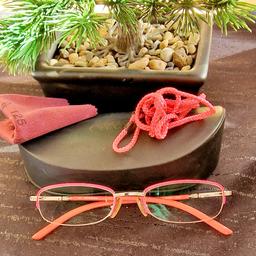 Schicke Brille mit Etui und Kordel zu verkaufen.Die Brillenumrandung ist in der Farbe rosa .
Die Brille ist gebraucht aber noch top in Ordnung.
Da Privatkauf keine Rückgabe oder Garantie!
Versand 5,95€