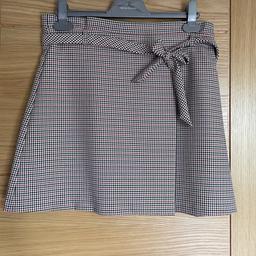 Ladies paper bag style top skirt with front pleat and full working hidden zipper up the back
Also comes with a little matching belt
Size 10
Good condition, hardly worn