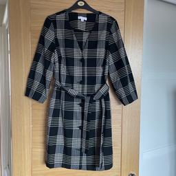 Warehouse Chequered Dress with buttons up the front, v neck style and 3/4 sleeves
Matching belt
Size 10
Good condition only worn once