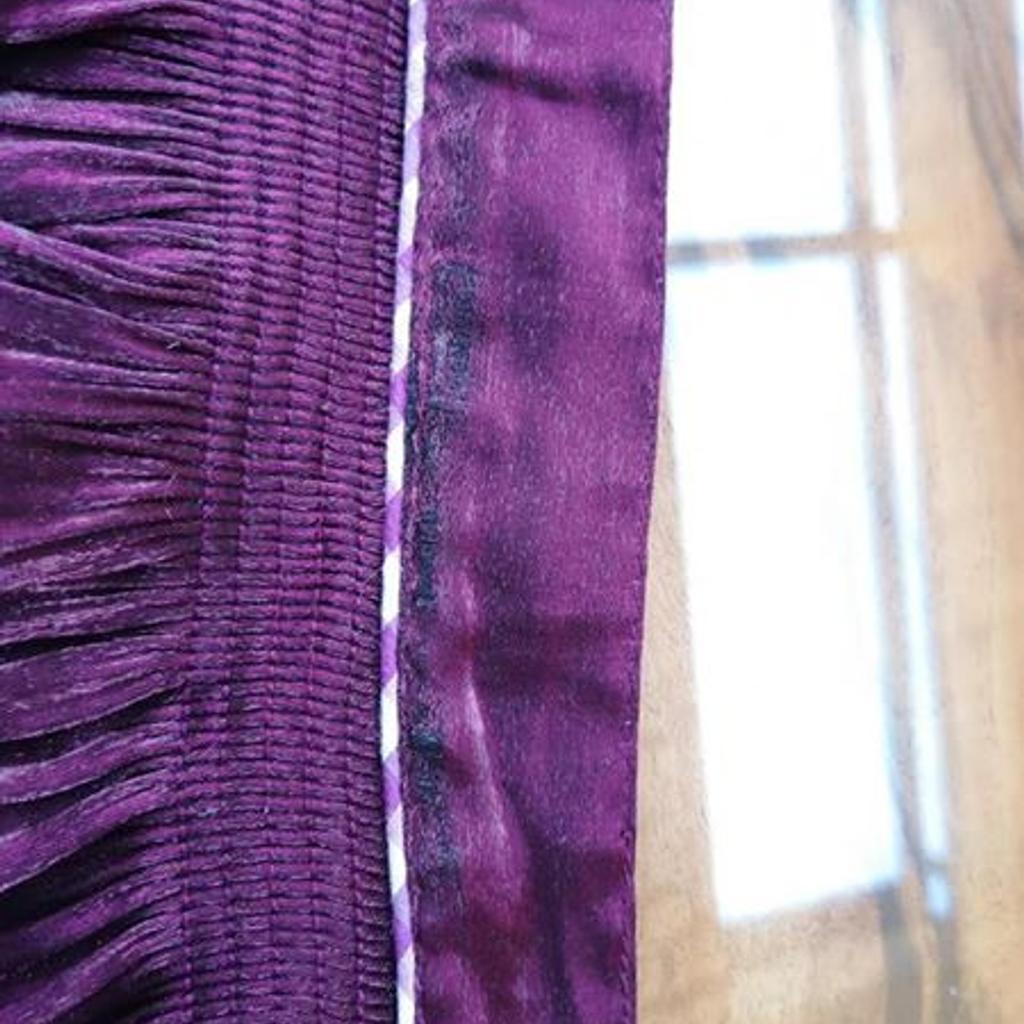 Dirndl lila lang mit polyester Schrüze Gr. 36-38 inkl. Bluse

Von spieth&Wensky

64% Baumwoll 31% polyester

Rock 90cm lang

Schürze etwas abgenutzt, wie am Foto ersichtlich.