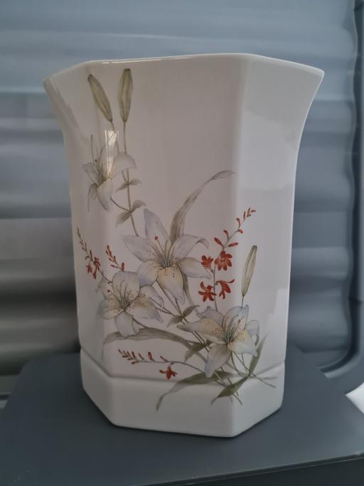 Buy & Sell Derbyshire South Derbyshire - Photos for Shaped white vase