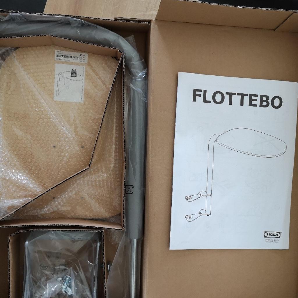 Tisch für Bettsofa Flottebo von Ikea.
Original verpackt, da zu wenig Platz zum Anbringen.
