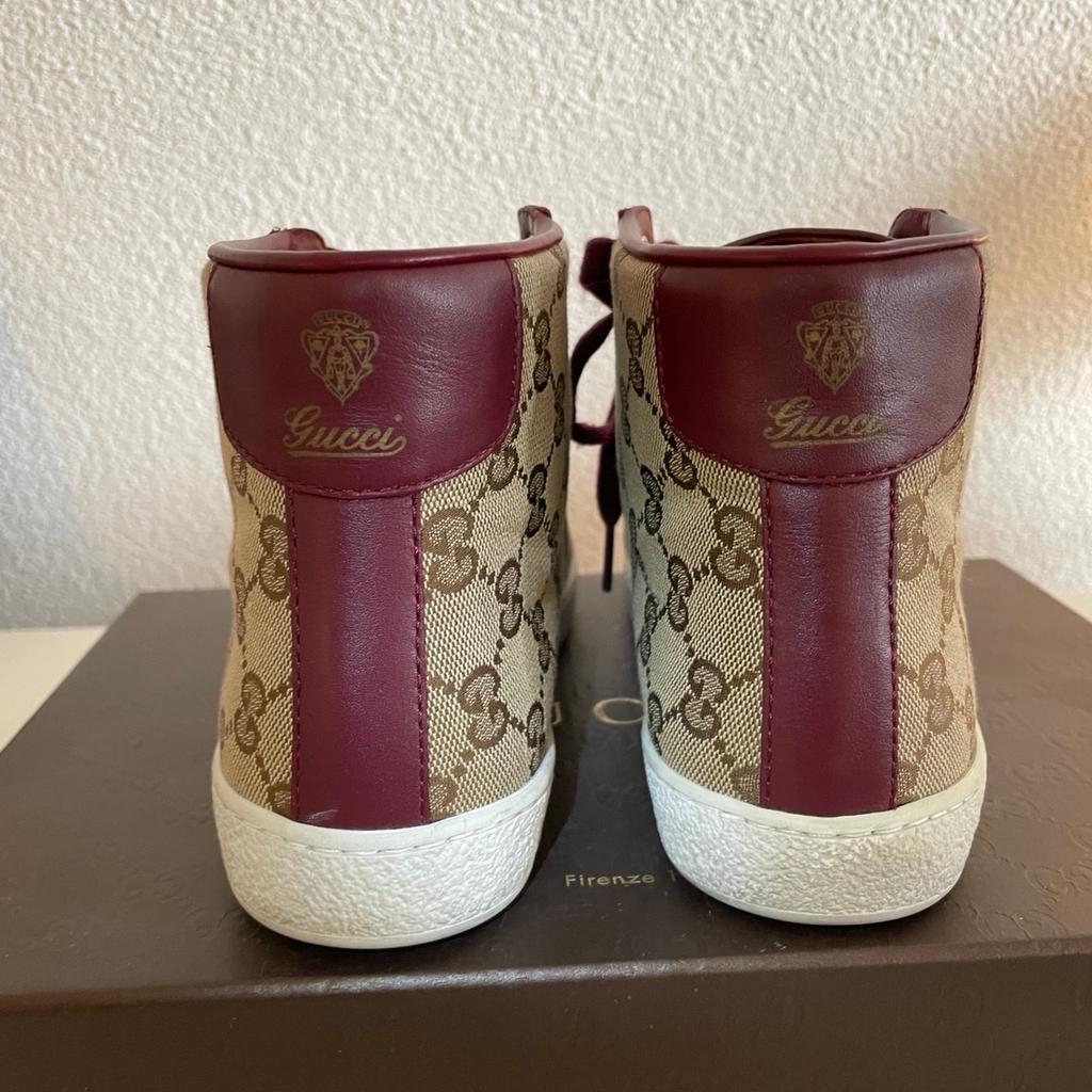 Unisex Gucci Sneaker mit weinroten Akzenten, kaum getragen. Original Karton, Ersatzschnürsenkel, Staubbeutel und Quittung vorhanden. Neupreis lag bei 380€ fallen eher groß aus und passen einer 37 sehr gut