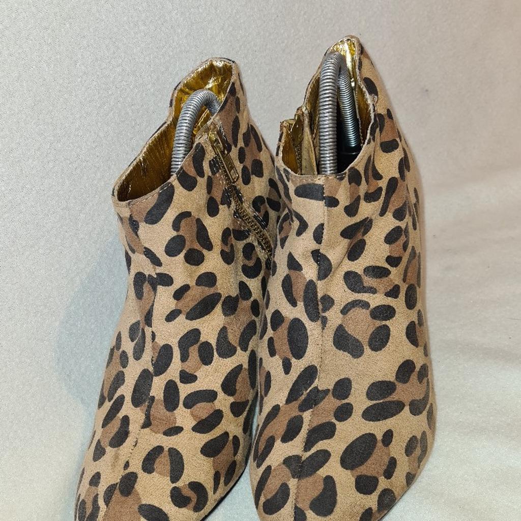 Ladies Leopard Print Wedge mid heels zip fastening ankle Boots uk7. Very good condition. See photos for condition size flaws materials etc. I can offer try before you buy option if you are local but if viewing on an auction site viewing STRICTLY prior to end of auction.  If you bid and win it's yours. Cash on collection or post at extra cost which is £4.55 Royal Mail 2nd class. I can offer free local delivery within five miles of my postcode which is LS104NF. Listed on five other sites so it may end abruptly. Don't be disappointed. Any questions please ask and I will answer asap.
Please check out my other items. I have hundreds of items for sale including bikes, men's, womens, and children's clothes. Trainers of all brands. Boots of all brands. Sandals of all brands.
There are over 50 bikes available and I sell on multiple sites so search bikes in Middleton west Yorkshire.