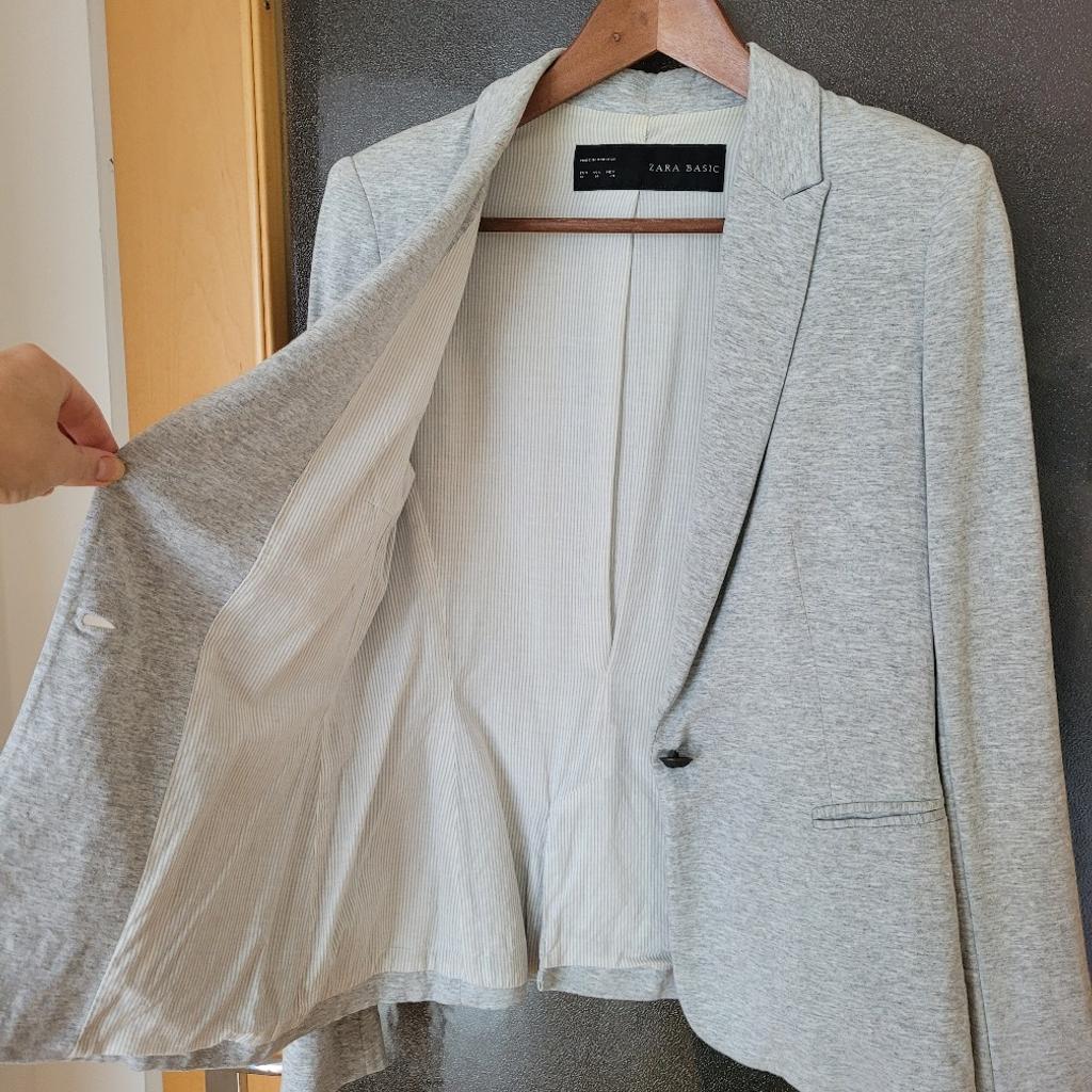 Schöner Sweat Blazer in grau von Zara.
Viskose-/ Baumwolle
Schlitz hinten
Ärmel können gekrämpelt werden
fällt kleiner aus, eher Gr. 38

zzgl. Versand innerhalb Österreich € 6,30