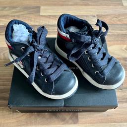 Tommy Hilfiger Footware
High Top Lace-Up Sneaker Blue
T1B4-32048-0741800

Farbe: 800-Blau

Mit seitlichem Reißverschluss zum einfachen An- und Ausziehen