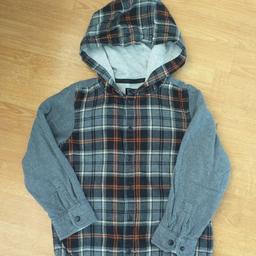 hooded, lined shirt.
age 4-5
collection only