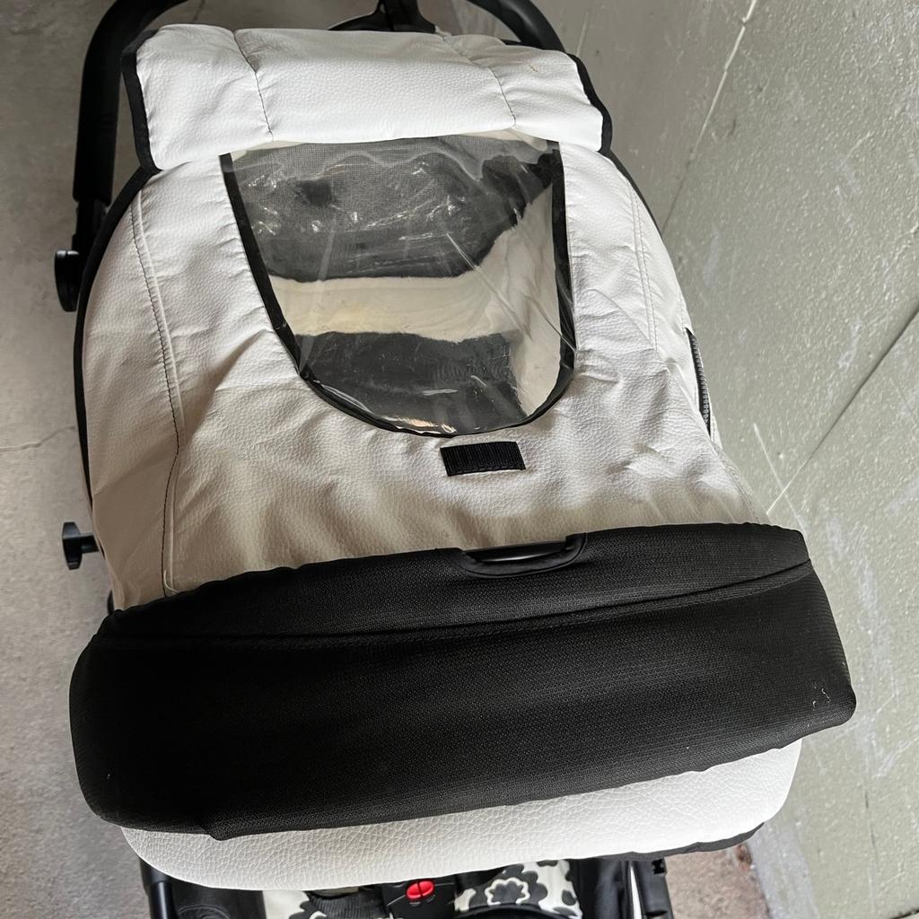 Hartan Racer GT Kinderwagen zu verkaufen.
Mit:

Babytragetasche
Sonnenschirm
Handbremse
Feststellbremse
Regenschutz