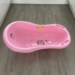Babybadewanne mit Motivdruck "Minnie" auf rosa Untergrund. Mit Stöpsel und zwei Ablagefächern für z.B. Seife. Formschön und leicht zu reinigen.  Größe (BxTxH): 840x490x290 mm Material: PP