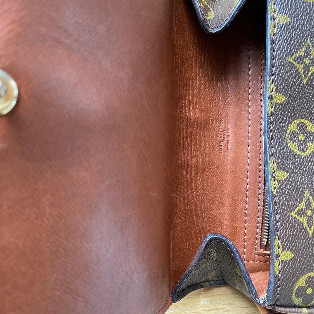 Louis Vuitton Saint Cloud in Monogram
Canvas. Diese Umhängetasche Bag verfügt über Details aus Vachetta-Leder und einen verstellbaren Schultergurt aus Leder. Die Hardware ist goldfarben. Das Hauptfach wird mit einem Druckknopf geschlossen. Im Inneren befindet sich eine Reißverschlusstasche. Auf der Rückseite des Bag befindet sich eine Einstecktasche.
Der Gesamtzustand dieser Vintage Louis Vuitton
Saint Cloud Umhängetasche Bag ist für ihr Alter sehr gut. Das Armband und die Lederdetails weisen
Gebrauchsspuren auf. Die goldene Hardware hat Patina. Breite 20 cm, Höhe 19 cm, Tiefe 5 cm
Rechnung München Designer First&Secondhand vorhanden