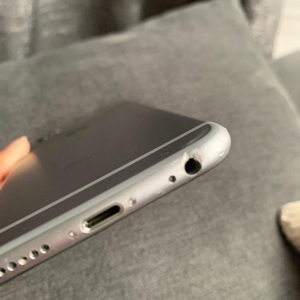 iPhone 6 space grey
Few scratches/dents
Ear socket damaged
Other than that Works completely fine.
Prefer Collection
No original packaging/accessories
Great deal!