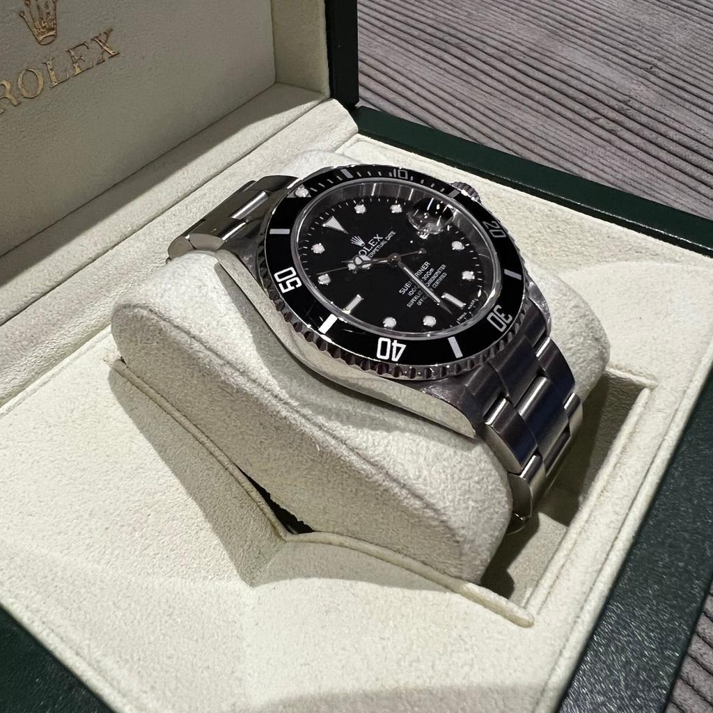 Verkaufe Rolex Submariner Date aus 2006 mit original Box und Papieren.
Die Uhr ist in einem guten Zustand und hat nur minimale Gebrauchsspuren. Sie hatte 2019 einen Service und funktioniert einwandfrei.
Preis VHB !