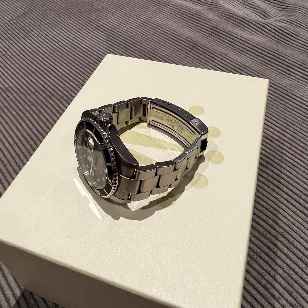 Verkaufe Rolex Submariner Date aus 2006 mit original Box und Papieren.
Die Uhr ist in einem guten Zustand und hat nur minimale Gebrauchsspuren. Sie hatte 2019 einen Service und funktioniert einwandfrei.
Preis VHB !