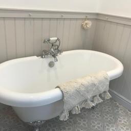 I am selling a brand new. But slightly scratched 1500mm long roll top freestanding bath. I have shown the damage in the pics. But the only really on show damage is the 1" scratch on the front top edge. The other damage is hidden with the feet. And on the underside that nobody will see. But if you are unsure I can try to send more pics. It beet to cone and look yourself the 1 listed hear only comes with the feet. No taps or waste or anything other than bath and feet.
It's cash on collection only.
 It was sent but the company didn't want to pay to collect it. But they sent me a new 1. Show finished in the 1 pic. It comes with crombe feet. And it's on the website plumbing world. I think I payed about £430 for it. So bargain at £75 collection Bromsgrove