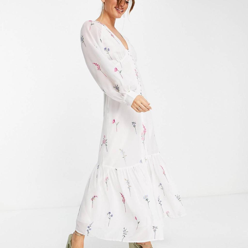 New without tags

ASOS DESIGN button through embroidered maxi tea dress in white

Beautiful dress