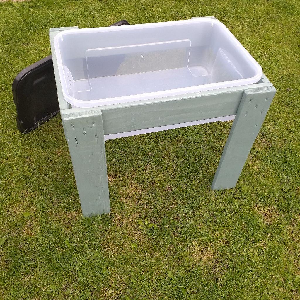 sand or water table
new
comes with lid
great for little ones exploring water sand play
hand made last one