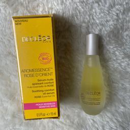 Decleor Aromessence Rose D’Orient Soothing Comfort Oil Serum (New) - 15ml

Aromessence Rose D'orient Serum is an elixir of 100% pure and natural essential oils specially formulated for the daily care of sensitive, reactive skin.

Thanks to its natural affinity with the skin, this unique and special skincare product penetrates skin upon application for soothing, healthy results. Aromessence Rose D'orient Serum offers immediate softness and reduces irritation, complements the softening properties of the Decleor Harmonie Soothing Cream.

Aromessence Rose D'orient Serum is the quickest and most direct beauty routine available to soothe and soften the skin and even the complexion.