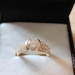 14ct Gold Ring.
Approx Size V.
Fully Hallmarked.
Immaculate Condition.
Set With CZ's.