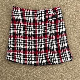 Girl’s skirt Primark
Size 7 - 8 years but will better fit up to age 7 years 
Good condition 

Freshly washed