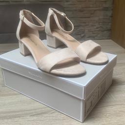 Tamaris Sandalen mit Blockabsatz Nude Gr. 39
Schuhe wurden nur einmal getragen - Der Verkauf erfolgt unter Ausschluss jeglicher Gewährleistung da Privatverkauf