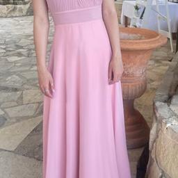 Beautiful dusky pink Bridesmaid dress. This Dress Has A Gorgeous Halter Neck Pleated Lined Bodice, Wide Flattering Ruched Belt, And a Layered Flare Skirt. Zip fastening at back.
Looks absolutely stunning on. Size 8 and seen on 5’7” bridesmaid.
Still available on Wed4Less website at £130 - £195. ( before shipping). Worn to one wedding only. Still in great condition, couple of minor pulls on top skirt but not visible when wearing.
Could also be used as Prom dress.
Has been dry cleaned