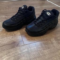 Black Nike trainers size 5.5 good condition.
