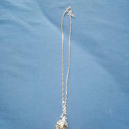brand new
never been worn
silver bowler necklace with a pearl