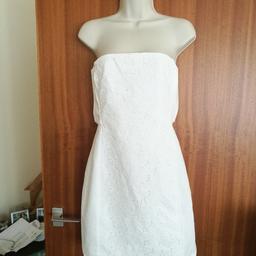 White Bodycon Lace Style Dress.
Cut out style at back/sides, lace style down centre.
Size 12.
From H&M.
Excellent condition, never worn.