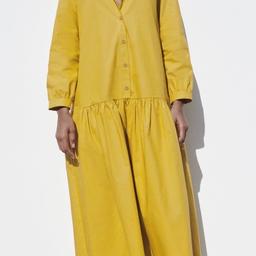 Collared midi dress made of cotton. Featuring long sleeves, a ruffled hem and front button fastening.
This dress has a larger fit than usual.

Mustard
2183/044

COMPOSITION
OUTER SHELL
100% cotton