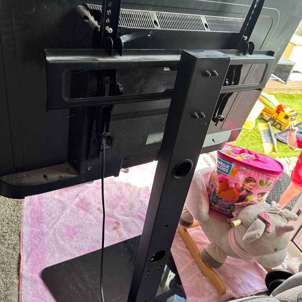 Seiki 48inch tv and stand. in CR4 London für £ 100,00 zum Verkauf