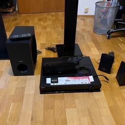 Verkaufe sehr gut erhaltene Sony DVD Home Theatre System Soundanlage mit 5.1 Surround Sound des Models HBD-DZ730 1000W.

Leichte nicht direkt erkennbare Kratzer an den Klavierlack Soundständer siehe Bild 2&3. Ohne OVP.

Ansonsten wie neu, Sound ist super und ideal für Filme,Musik, aber auch zocken lässt sich damit sehr gut. Kabel sind sehr lang und damit auch für große Wohnzimmer geeignet. Ein optisches Audio Kabel gebe ich gerne kostenlos mit dazu, falls dieses benötigt wird.

Privatverkauf. Der Verkauf erfolgt unter Ausschluss jeglicher Sachmängelhaftung.

Selbstabholung bevorzugt.
Preis ist VHB.