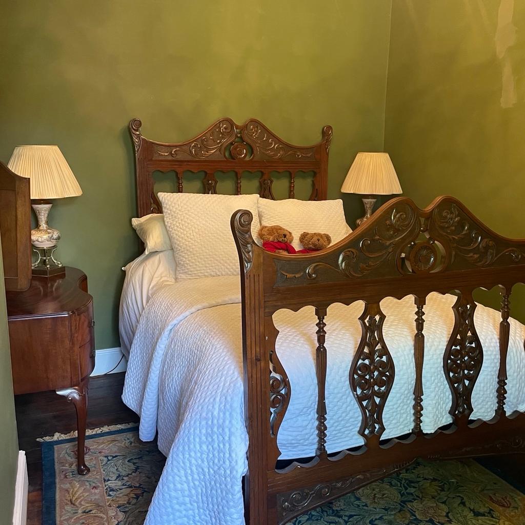 This is a unique and stunning bed. It's 4 ft 6", double bed. Solid mahogany and very ornately carved,
it has been very well looked after. The photos don't do it justice,
in very good condition
Please see photos for description
Viewing welcome