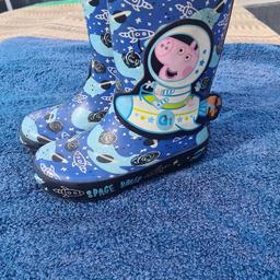 Peppa Pig In Space Ship Wellies Kids Size 7. Well Worn But Still Waterproof. See photos for condition size flaws materials etc. I can offer try before you buy option if you are local but if viewing on an auction site viewing STRICTLY prior to end of auction.  If you bid and win it's yours. Cash on collection or post at extra cost which is £4.55 Royal Mail 2nd class. I can offer free local delivery within five miles of my postcode which is LS104NF. Listed on five other sites so it may end abruptly. Don't be disappointed. Any questions please ask and I will answer asap.
Please check out my other items. I have hundreds of items for sale including bikes, men's, womens, and children's clothes. Trainers of all brands. Boots of all brands. Sandals of all brands. 
There are over 50 bikes available and I sell on multiple sites so search bikes in Middleton west Yorkshire.