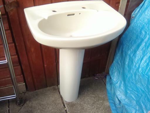 Buy & Sell North Northamptonshire Kettering - North Northamptonshire - Photos for ARMITAGE SHANKS Pedestal sink/basin,