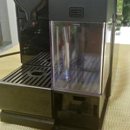 De'Longhi Kaffeemaschine geeignet für Nespresso Kapseln, inkl. Milchschäumer. Keine Rechnung mehr vorhanden. Da Privatverkauf keine Garantie oder Gewährleistung. Nur Selbstabholung!