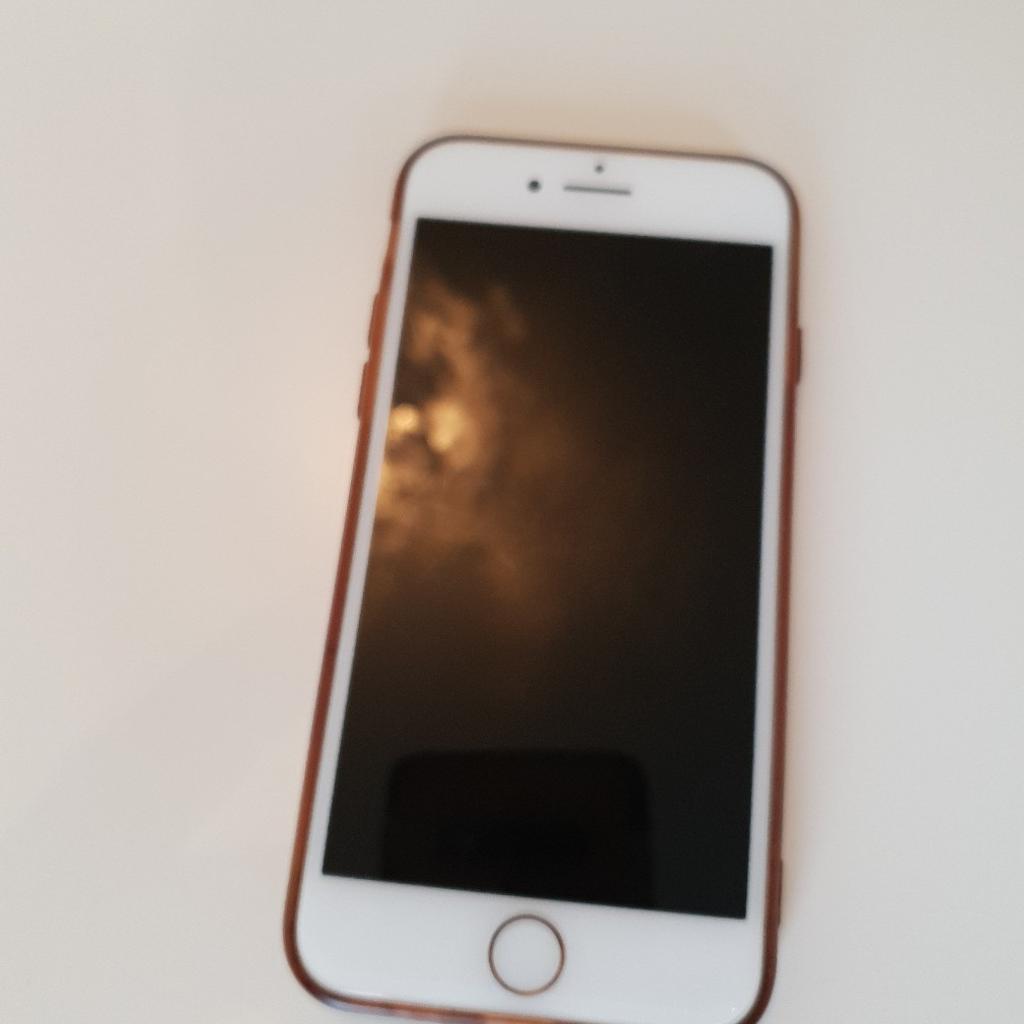 Ich verkaufe hier ein Schutzhülle für das Apple iPhone 8 meiner Frau. Über Ihren neuen Handyvertrag hat Sie ein neues Handy erhalten und verkauft deshalb Ihre Schutzhülle und das alte iPhone ist bereitsverkauft.

Die Schutzhülle ist eine limitierte Edition und stammt aus London. Die Schutzhülle hat leichte Gebrauchsspuren.

Angaben zur Schutzhülle:
- Abbildung: Meeko und Flit von Pocahontas
- gebraucht

Für Fragen stehe ich gerne zur Verfügung.