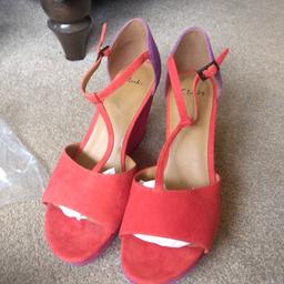 gorgeous pair of suede wedges
three different vibrant colours, the wedge part is cerise, the heel part is purple,and the foot and base is like an orange
never been worn, kept in their now faded box
they cost £50 new, will accept £8
can drop off local for cost of fuel
take a look at my other items for sale 👌🏼