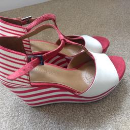 gorgeous pair of Clarks Lady's Wedges
never been worn
size 6
still in faded box
suede & leather
off white/ cream & red
canvas heel and wedge
cost £45 new accept £8
can drop off local for cost of fuel
take a look at my other items for sale 👌🏼