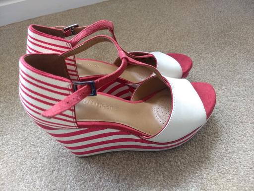 Buy & Sell Lancashire South Ribble - Photos for Clarks Lady's Wedges/ cream& red