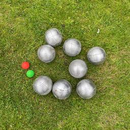 8 piece boule set with 2 jacks in hard plastic carry case (2 sets x4 to identify different players)