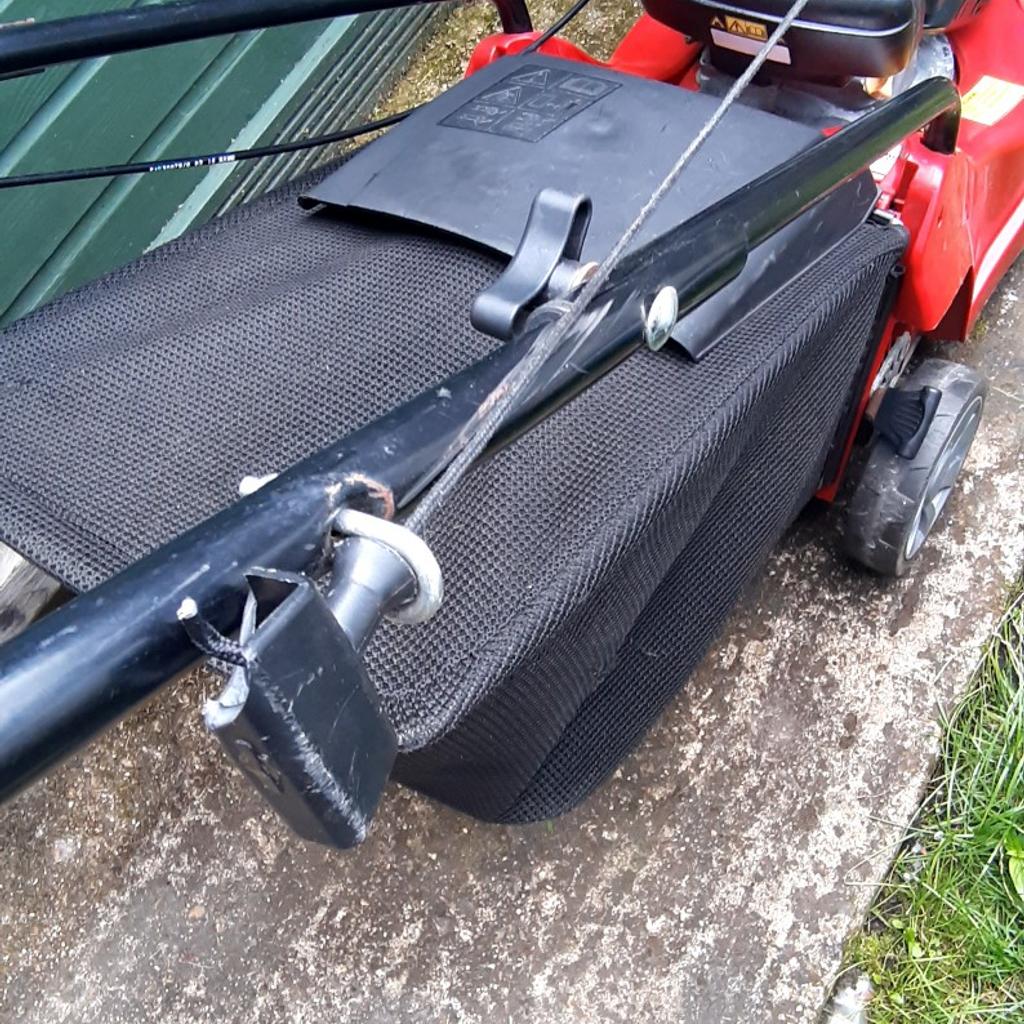 Mountfield RS 100 HP414 petrol lawnmower in very good working condition.
New filter case and filter installed, blade re-sharpened. Only have the pulling cord plastic handle damaged and some discolouring (see photos).
Type: EP 414 (2014)
100cc
1,55kW - 2800/min
18 Kg
95dB
I can drop it off if close to Southampton, otherwise collection in So15.
