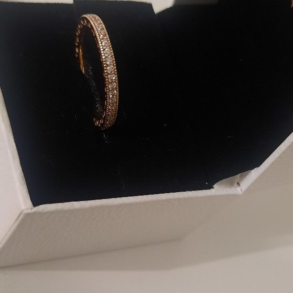 Bellissimo anello originale Eternity Pandora misura 54, luminoso, rifinito a mano in Pandora Rosè con placcatura in oro rosa 14K.
E' un elegante gioiello che riunisce pietre di zirconia cubica scintillante con delicati cuori intagliati. Stupendo da solo o in combinazione con altri anelli componibili per un effetto davvero stupendo!