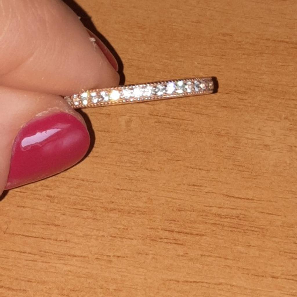 Bellissimo anello originale Eternity Pandora misura 54, luminoso, rifinito a mano in Pandora Rosè con placcatura in oro rosa 14K.
E' un elegante gioiello che riunisce pietre di zirconia cubica scintillante con delicati cuori intagliati. Stupendo da solo o in combinazione con altri anelli componibili per un effetto davvero stupendo!