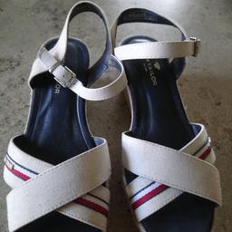 Verkaufe Sandalen mit Keilabsatz. Nur einmal getragen. Da etwas zu eng. Farbe beige mit blau und roten Streifen.