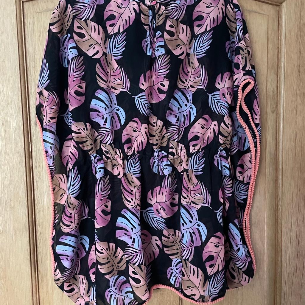 Girls beach cover up - age 10-11 years
Purchased from Primark
In good used condition