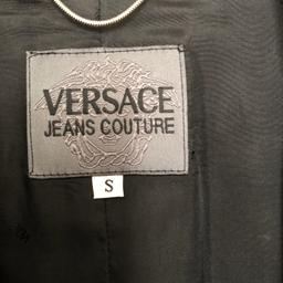Verkaufe hier meinen sehr gut erhaltenen Versace Mantel, butterweiches Leder NP: 2300 Euro.
Abholung sowie Versand möglich.