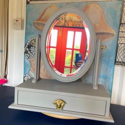 Refurbished Laura Ashley Pedestal Mirror With Drawer. Mirror is bevelled.
Gold coloured hardware.
‘Medusa’ Drawer pull.
Painted in @frenchicpaint ‘City Slicker’ which is a soft Grey.
Overall Height - 20.5 inches.
Width - 19 inches.
Mirror 16 x 12 inches.
Collection from BR4
Advertised on other sites